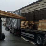 Bild: Beladung eines LKWs mit Blockware für Bergwald Holz GmbH